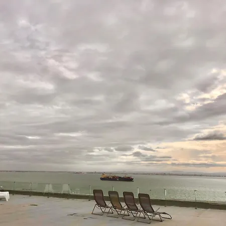 Charming In Alfama With River View! 아파트