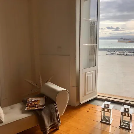 Charming In Alfama With River View! 아파트